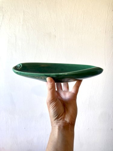 Paire de raviers en céramique vernissée vert émeraude à volutes, années 1950-1960