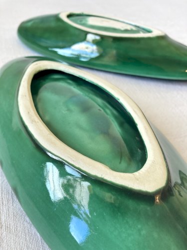 Paire de raviers en céramique vernissée vert émeraude à volutes, années 1950-1960