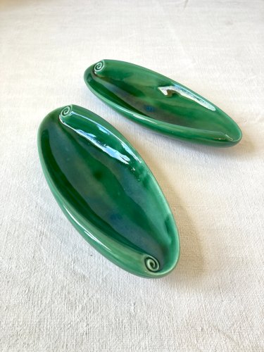 Paire de raviers en céramique vernissée vert émeraude à volutes, années 1950-1960