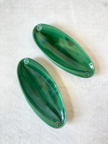 Paire de raviers en céramique vernissée vert émeraude à volutes, années 1950-1960