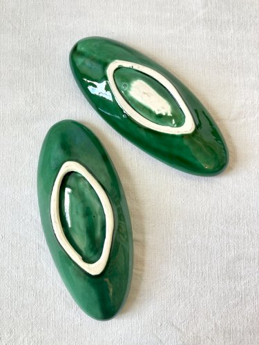 Paire de raviers en céramique vernissée vert émeraude à volutes, années 1950-1960