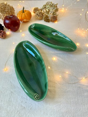 Paire de raviers en céramique vernissée vert émeraude à volutes, années 1950-1960