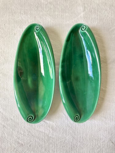Paire de raviers en céramique vernissée vert émeraude à volutes, années 1950-1960