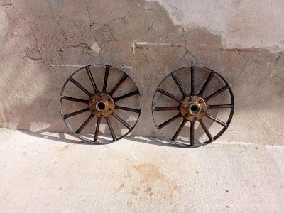 Paire de roues de voitures anciennes – circa 1910 . Moyeux en bronze