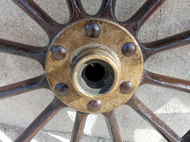 Paire de roues de voitures anciennes – circa 1910 . Moyeux en bronze