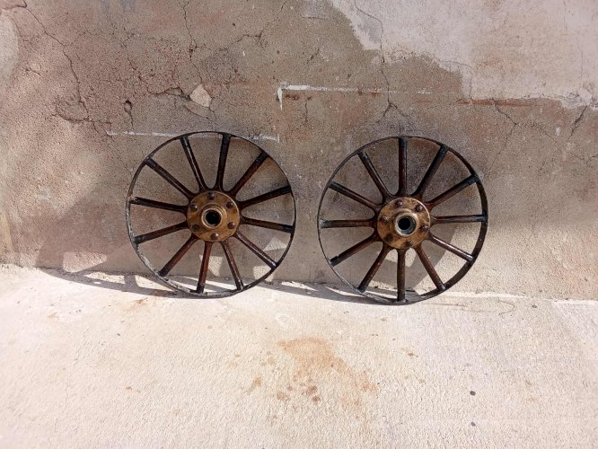 Paire de roues de voitures anciennes – circa 1910 . Moyeux en bronze