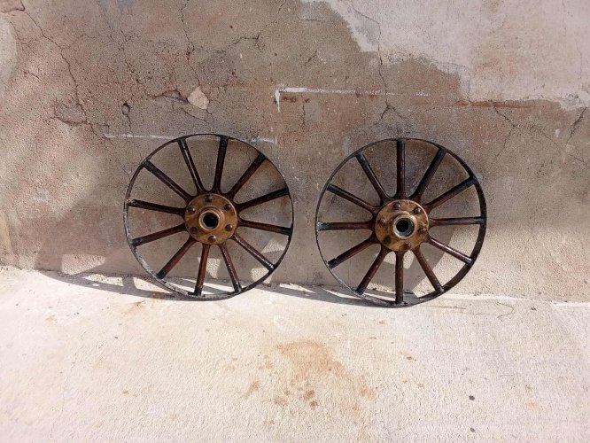 Paire de roues de voitures anciennes – circa 1910 . Moyeux en bronze