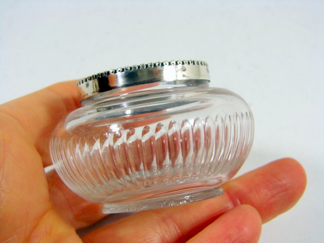 Paire de Salerons Cristal Moulé Monture Argent à Décor Perlé Poinçons H - 3,5 cm