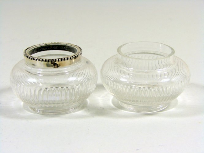 Paire de Salerons Cristal Moulé Monture Argent à Décor Perlé Poinçons H - 3,5 cm