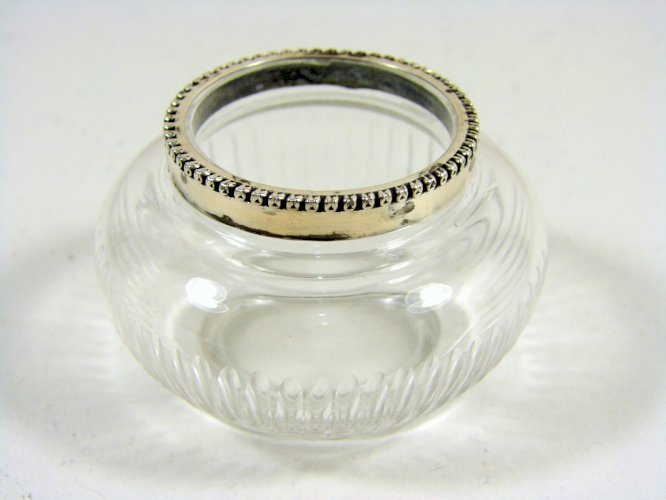 Paire de Salerons Cristal Moulé Monture Argent à Décor Perlé Poinçons H - 3,5 cm