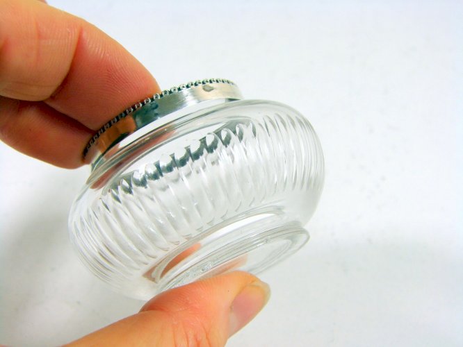 Paire de Salerons Cristal Moulé Monture Argent à Décor Perlé Poinçons H - 3,5 cm