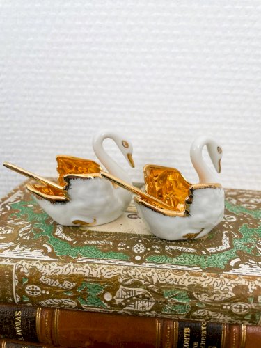 Paire de salerons cygnes blanc & or porcelaine de Limoges