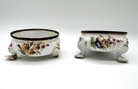 Paire de salerons en cuivre émaillé polychrome – XVIIIᵉ siècle
