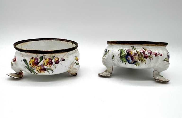 Paire de salerons en cuivre émaillé polychrome – XVIIIᵉ siècle