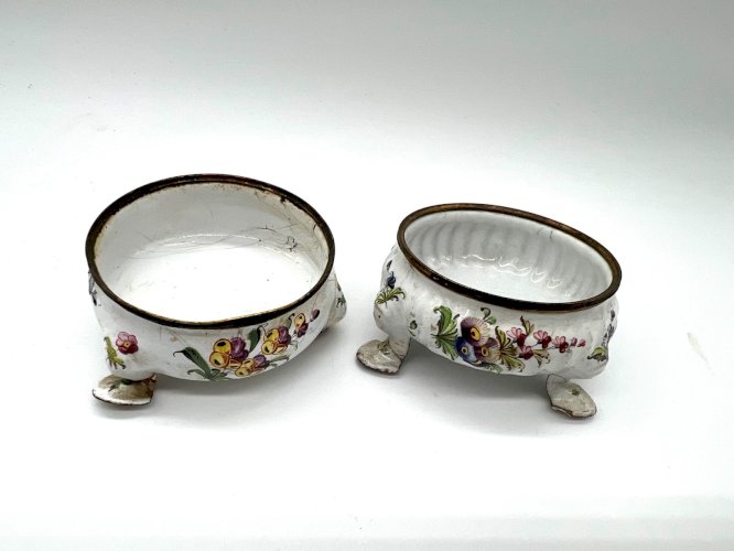 Paire de salerons en cuivre émaillé polychrome – XVIIIᵉ siècle