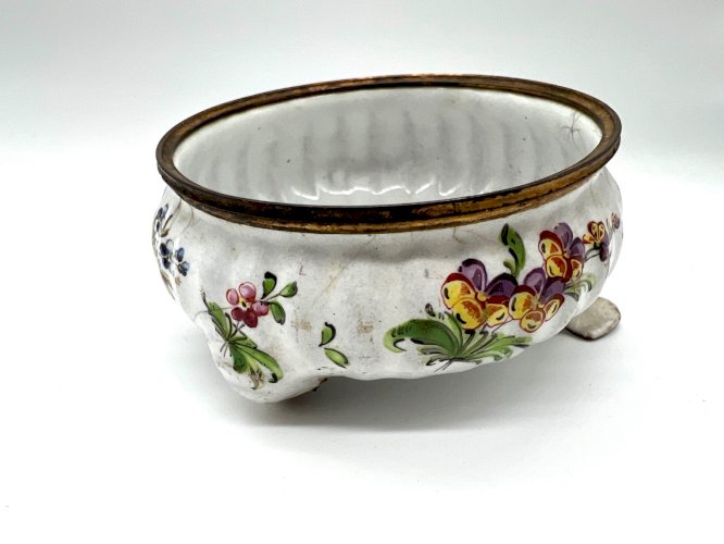 Paire de salerons en cuivre émaillé polychrome – XVIIIᵉ siècle