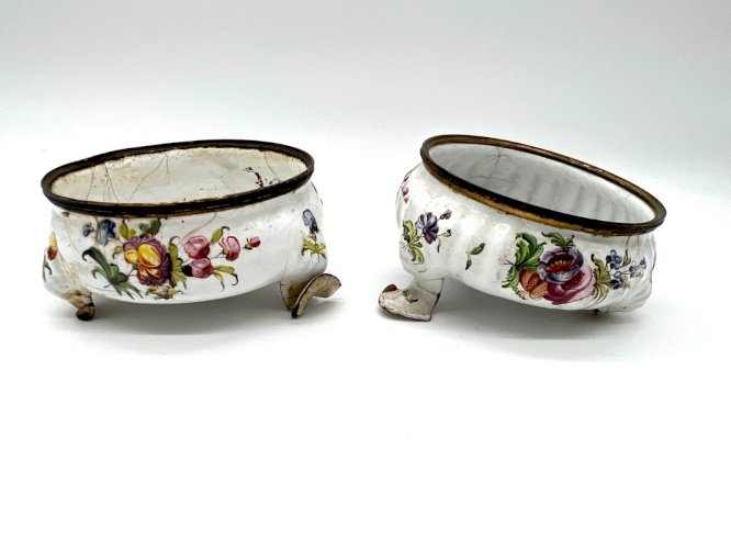 Paire de salerons en cuivre émaillé polychrome – XVIIIᵉ siècle