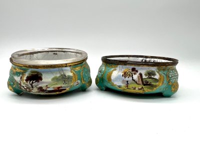 Paire de salerons XVIIIe en cuivre émaillé polychrome – décor pastoral – Louvre