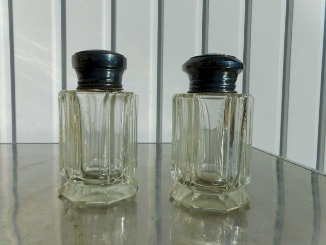 PAIRE DE SAUPOUDREUSES EN ARGENT MASSIF ET VERRE