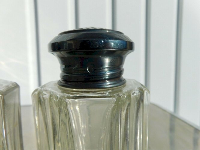 PAIRE DE SAUPOUDREUSES EN ARGENT MASSIF ET VERRE