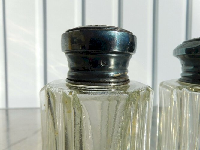 PAIRE DE SAUPOUDREUSES EN ARGENT MASSIF ET VERRE
