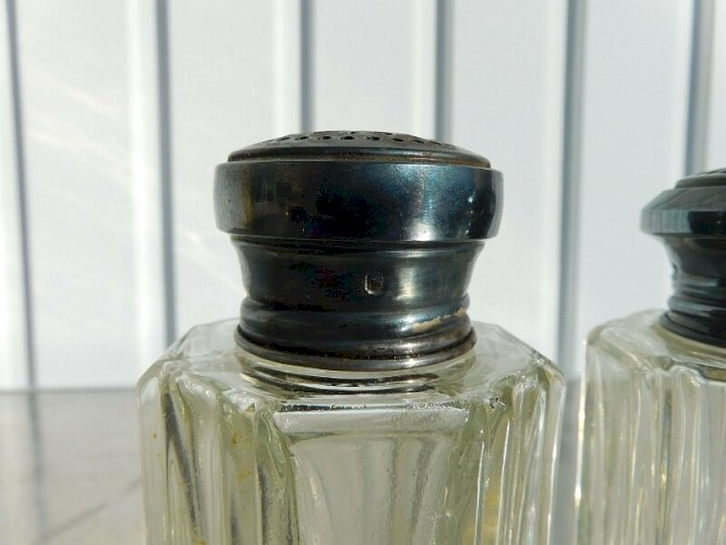 PAIRE DE SAUPOUDREUSES EN ARGENT MASSIF ET VERRE