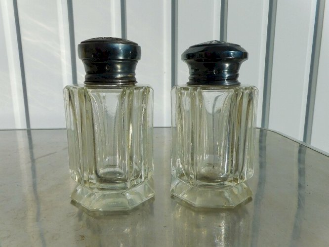 PAIRE DE SAUPOUDREUSES EN ARGENT MASSIF ET VERRE
