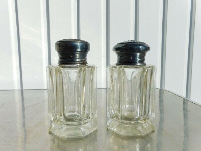 PAIRE DE SAUPOUDREUSES EN ARGENT MASSIF ET VERRE