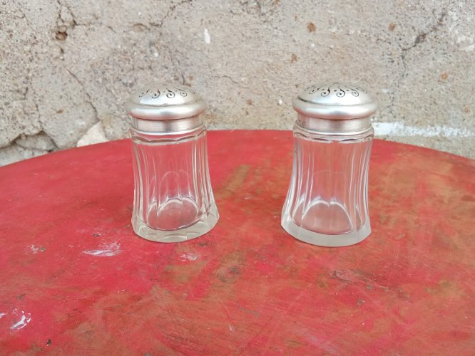 Paire de saupoudroirs en argent et cristal. (présence de poinçons sur les quatre parties métalliques.)