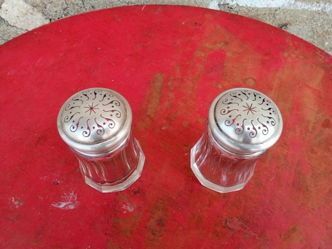 Paire de saupoudroirs en argent et cristal. (présence de poinçons sur les quatre parties métalliques.)