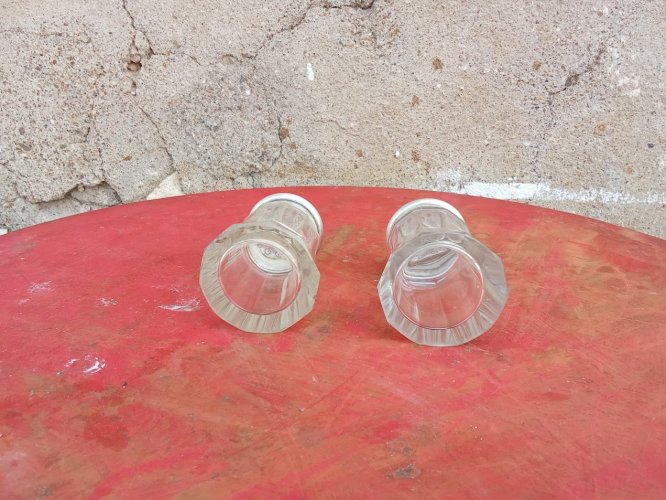 Paire de saupoudroirs en argent et cristal. (présence de poinçons sur les quatre parties métalliques.)