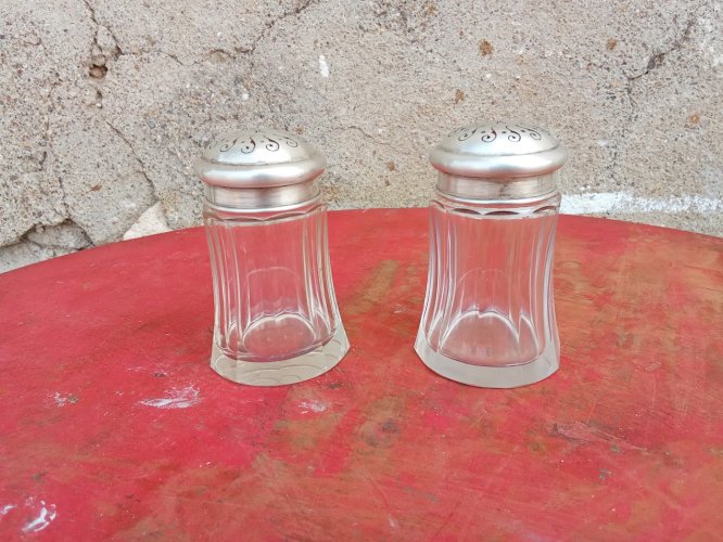 Paire de saupoudroirs en argent et cristal. (présence de poinçons sur les quatre parties métalliques.)