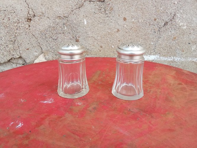 Paire de saupoudroirs en argent et cristal. (présence de poinçons sur les quatre parties métalliques.)