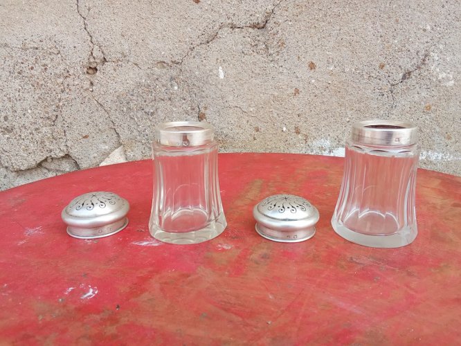Paire de saupoudroirs en argent et cristal. (présence de poinçons sur les quatre parties métalliques.)