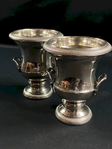 Paire de seaux à glaçons de forme Médicis en métal argenté de style Louis XVI