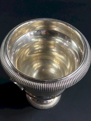 Paire de seaux à glaçons de forme Médicis en métal argenté de style Louis XVI