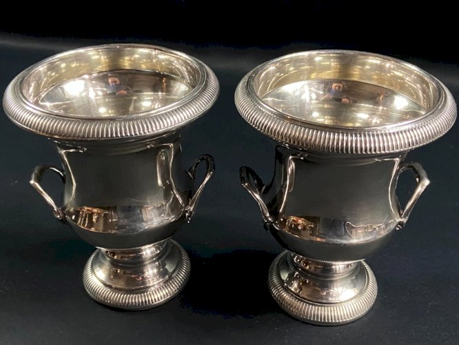Paire de seaux à glaçons de forme Médicis en métal argenté de style Louis XVI