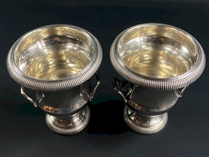 Paire de seaux à glaçons de forme Médicis en métal argenté de style Louis XVI