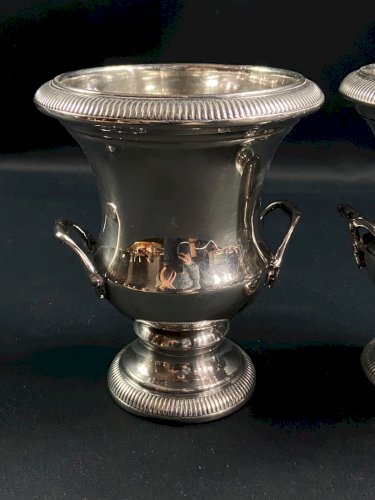 Paire de seaux à glaçons de forme Médicis en métal argenté de style Louis XVI