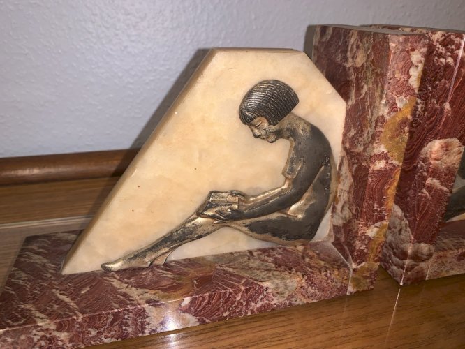 Paire de serre livres 1920's marbre et régule style Chiparus lectrice musicienne