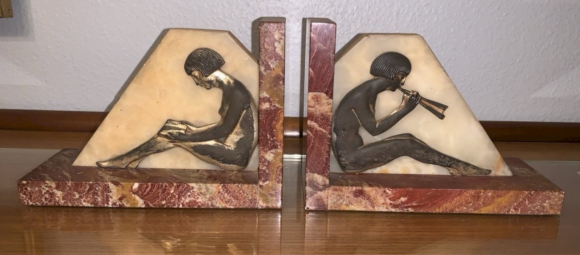 Paire de serre livres 1920's marbre et régule style Chiparus lectrice musicienne