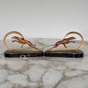Paire de serre-livres Art Déco 1930 en bronze décor de lévrier M4016