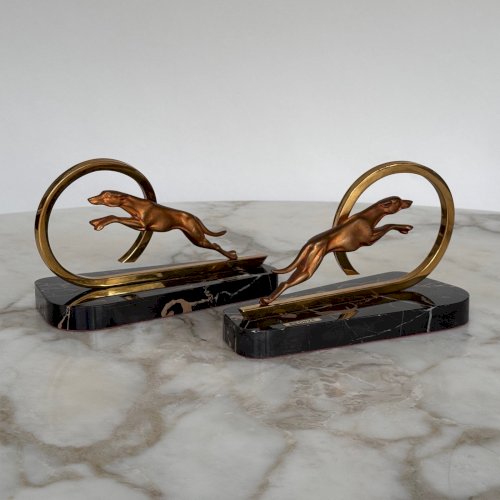 Paire de serre-livres Art Déco 1930 en bronze décor de lévrier M4016