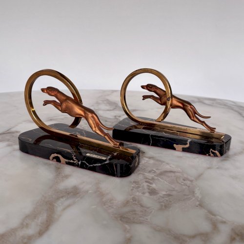 Paire de serre-livres Art Déco 1930 en bronze décor de lévrier M4016