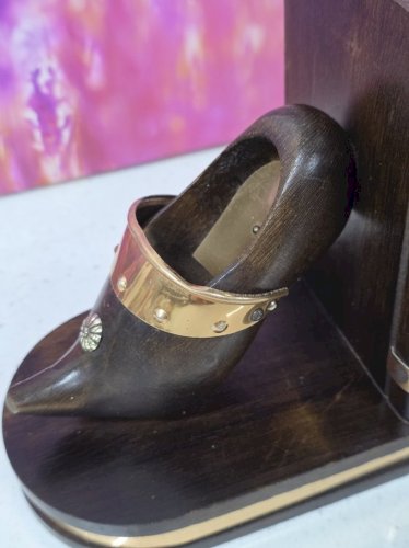 paire de serre livres en bois et cuivre sabot kitsch