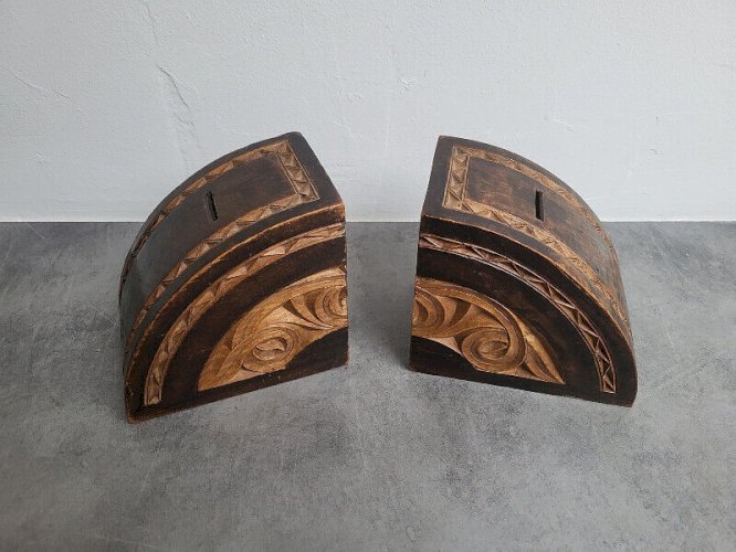 PAIRE DE SERRE LIVRES EN BOIS TIRELIRE