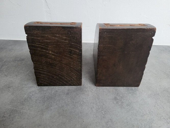 PAIRE DE SERRE LIVRES EN BOIS TIRELIRE