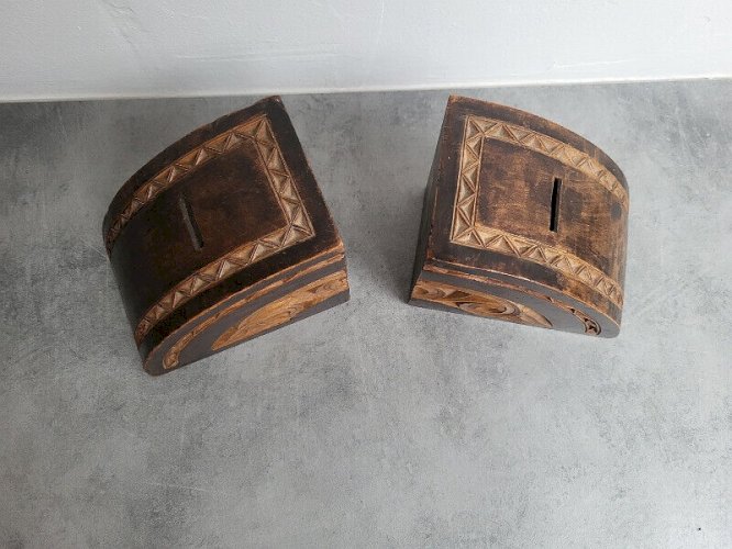 PAIRE DE SERRE LIVRES EN BOIS TIRELIRE