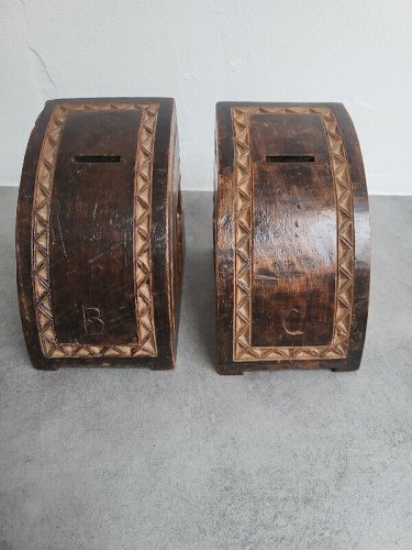 PAIRE DE SERRE LIVRES EN BOIS TIRELIRE