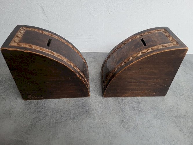 PAIRE DE SERRE LIVRES EN BOIS TIRELIRE